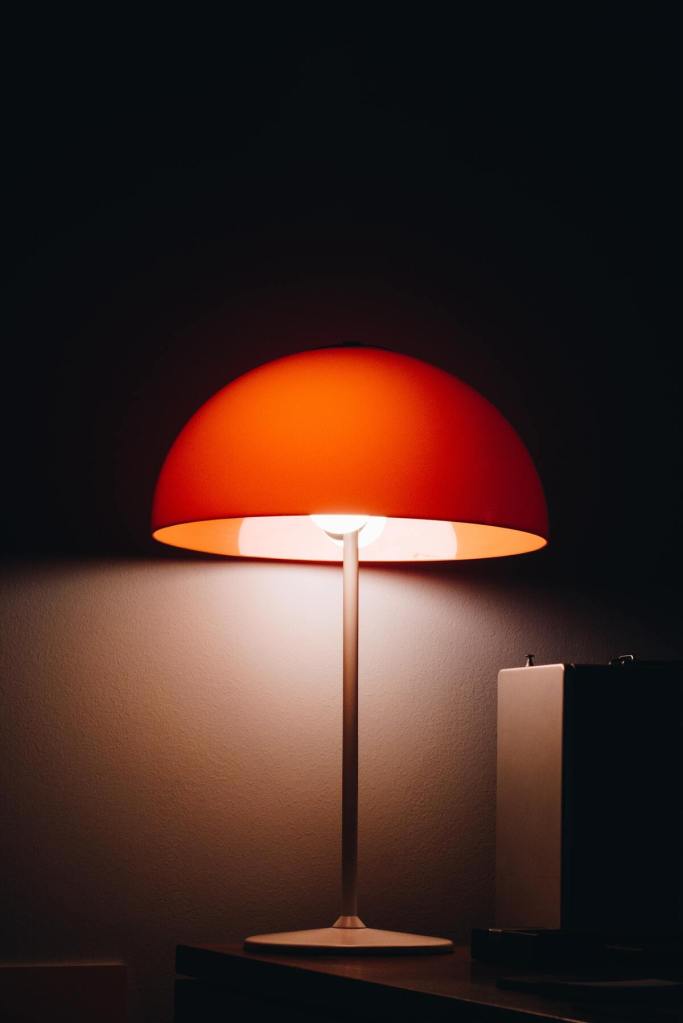 lampe champignon orange allumée