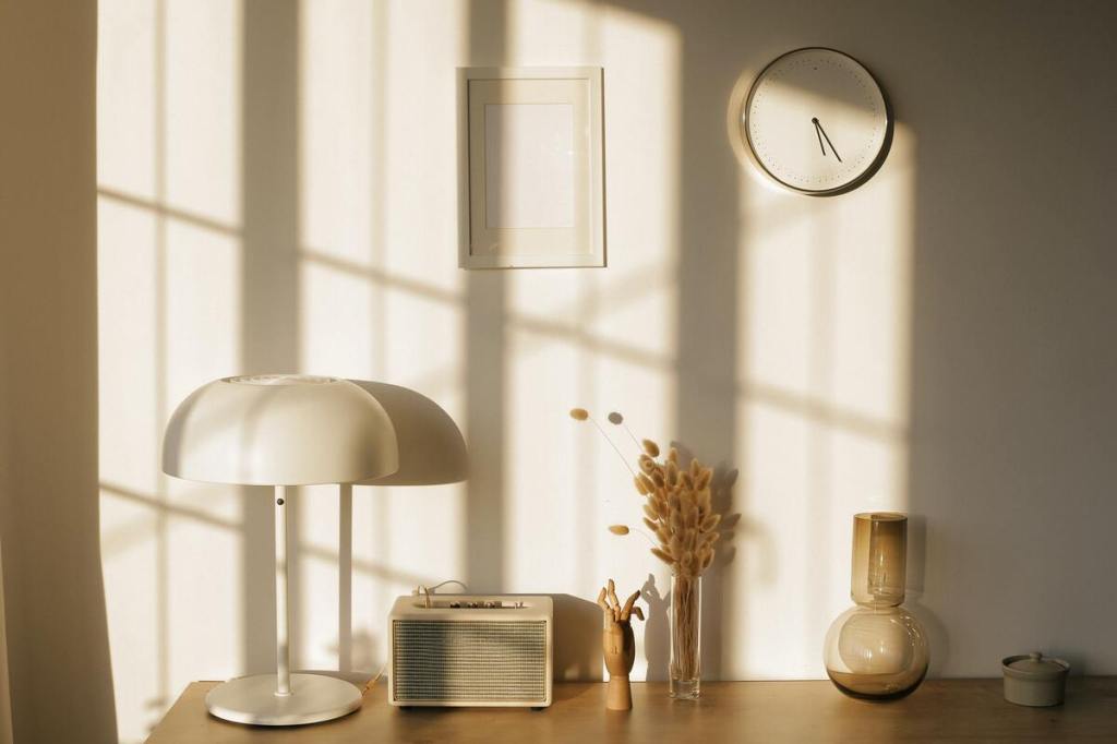 lampe champignon blanche dans un intérieur moderne