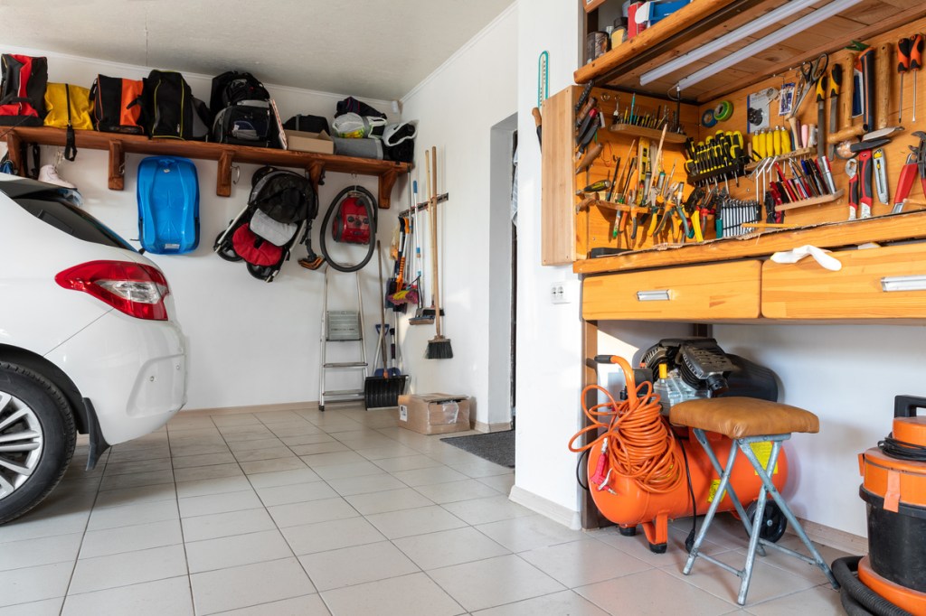 atelier de bricolage dans un garage de maison