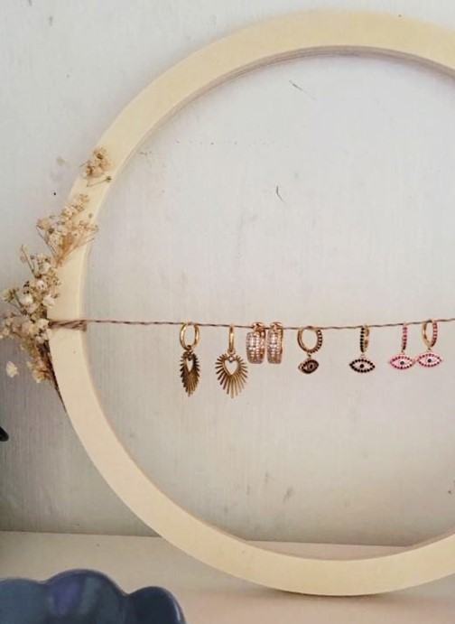 fabriquer un porte-bijoux posé sur un meuble avec des boucles d'oreilles